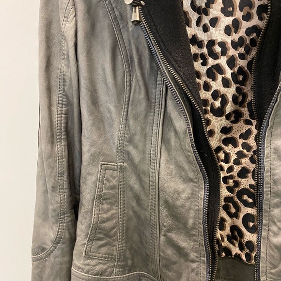 Grey leather jacket with removable black hood - Picture 3 of 5